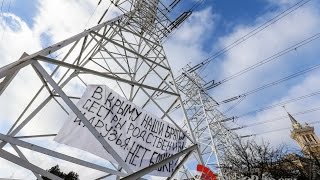 Транспаранты с призывом отменить блокаду Крыма