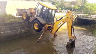 Retroescavadeira JCB 4CX numa limpeza