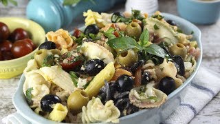 Ensalada de pasta con atún, aceitunas y menta