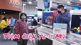 Đến tiệm điện tử mua quà sinh nhật ở Mỹ