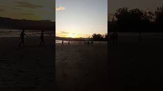 nikmati senja di pantai Hairoka,sambil main bola😯