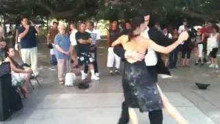 Tango dancing en plaza francia en buenos aires