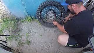 Шиномонтаж кроссвого мотоцикла KTM SX350F /  Tire fitting of the KTM SX350F cross motorcycle