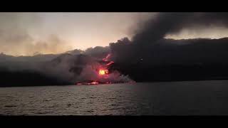 Лава вулкана на Канарах достигла океана,The lava of the volcano in the Canary Islands has reached