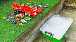 Pixar Cars falling into the water : Lightning McQueen, Jackson Storm, Miles Axlerod, King Dinoco