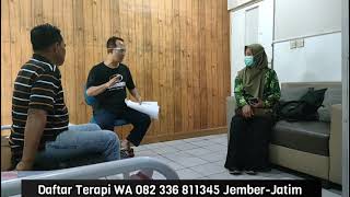 Pegawai rumah sakit terapi saraf kejepit di Master Dwi Ismail.