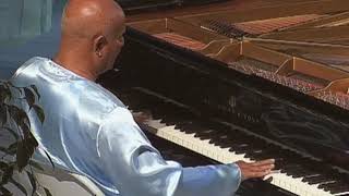 Sri Chinmoy plays the  piano | Budapest 2004