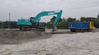 KOBELCO K220 | sand loading to trucktor and Picked up the car in the hole | caterpillar boy