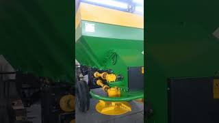 ماشین کودپخش کن پشت تراکتوری. spreading machine