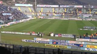 Brescia-Bari: i due capitani leggono lo slogan contro il razzismo.