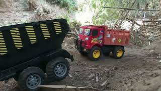 TRUK JOMPLANG TERGULING SAAT MENGISI  MUATAN DITOLONG OLEH TRUK MERAH ,TRUK JOMPLANG,TRUK MERAH