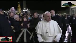 Papa pede desculpa por ter perdido paciência com peregrina que o agarrou