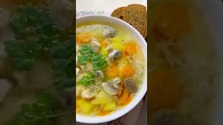 Лёгкий супчик из куриной грудки с картофелем и грибами в горшочках