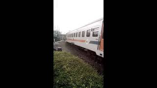 Kereta Api KAHURIPAN akan Melewati Perlintasan Kadungora  #shortvideo