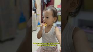 SI BAYI HOBBY MAKAN KERUPUK! 😍🤭 #jajanan #shorts #viralvideo