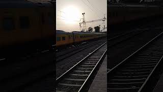 स्टेशन मास्टर रात में सो गया 😴🚄 #train #shorts #railfacts #trending #viral #indianrailways #ytviral