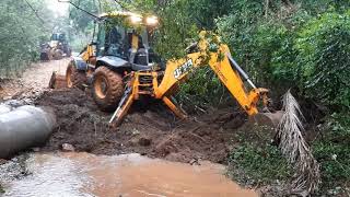 Retroescavadeira fazendo passagem sobre tubos(Backhoe passing over pipes)