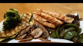 Poulet et légumes à la poêle/ Pan fried chicken and vegetables .