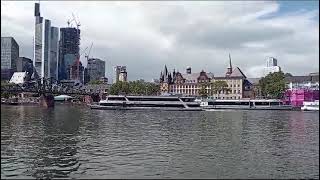 Ein Schiff fährt auf den Main in Frankfurt am Main