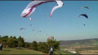 Gleitschirmfliegen - bunter Vogelschwarm am Jägerberg - April 2010.mp4