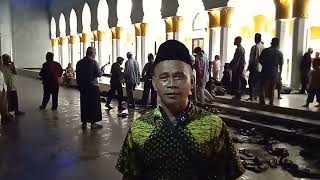 Sholat di masjid Syekh Zayed Solo