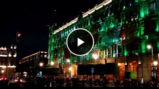 Recorriendo el Zócalo de la ciudad de México de noche.