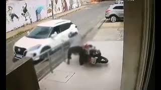 VÍDEO: Assaltante se atrapalha após reação de vítima, cai duas vezes e foge empurrando moto