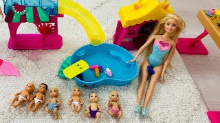 Barbie küçük bebeklerini Polly pocket havuza götürüyor