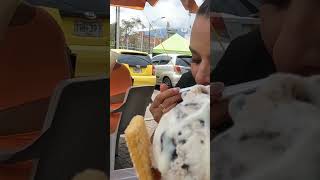 comiendo DELICIOSO HELADO en la ciudad de MEDELLÍN