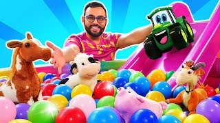 ¡A jugar en la piscina de pelotas con el tractor Johnny y otros animales! Video de coches