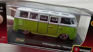 Коллекционная модель Volkswagen Van Samba 1:32