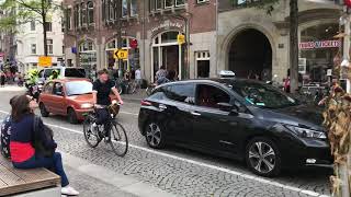 motoragenten en politie houden scooters aan op de Dam Amsterdam. 22 augustus 2018