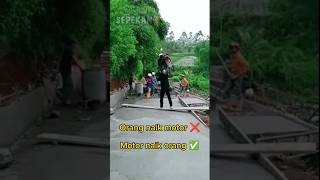 tak mau merusak jalan cor yang masih basah, pemuda ini angkat motor sendirian. #shorts #viral