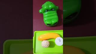 CROCODILE 🐊 EATING HAMBURGER 🍔 #asmr #toys #subscribe #fruit #shorts