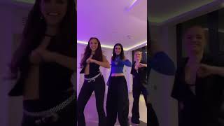 Emily Carey shows her belly button piercing while dancing with friends (HD)