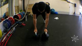 Kettlebells renegade rows // Tirage alterné de kettlebell en position planche