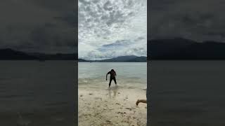 keseruan di pantai bersama kawan