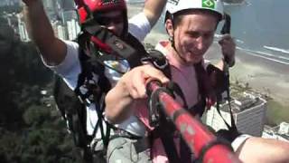 Alexandre voando de parapente em São Vicente - SP.wmv