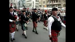 Massed Pipe Band an der Basel Tattoo Parade am Pipe Fest / Zurich Caledonian Pipe Band 2009