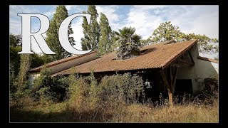 RC. La villa et ses épaves abandonnées.