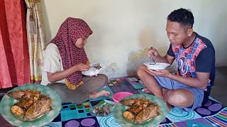 Aktivitas Pagi Hari Di Desa, Memasak Ungkep Ikan Tongkol Dan Daun Kemangi Untuk Sarapan Bersama