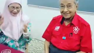 Tun M pakai lencana PKR mewakili Pakatan Harapan.