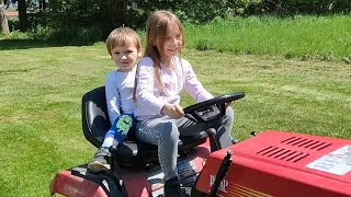 Children drive a rally tractor. Kinder fahren einen Rallye Traktor