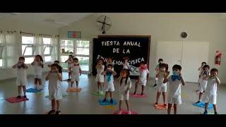 LEA BAILANDO EN EL JARDÍN