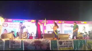 કિંજલ  દવે  અને મમતા સોની હોટ  ડાન્સ live