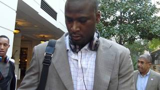 Kwame Brown, former #1 NBA Draft pick, signing a couple autographs - TopSignatures.com