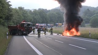 Nach Frontal-Crash: Fahrer verbrennt in Fahrzeug