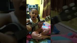 Gadis cilik nyanyi sambil main gitar