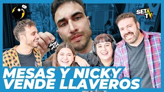 MESA DE HAMBURGUESAS Y NICKI VENDE LLAVEROS