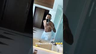 Ozuna practicando en él baño